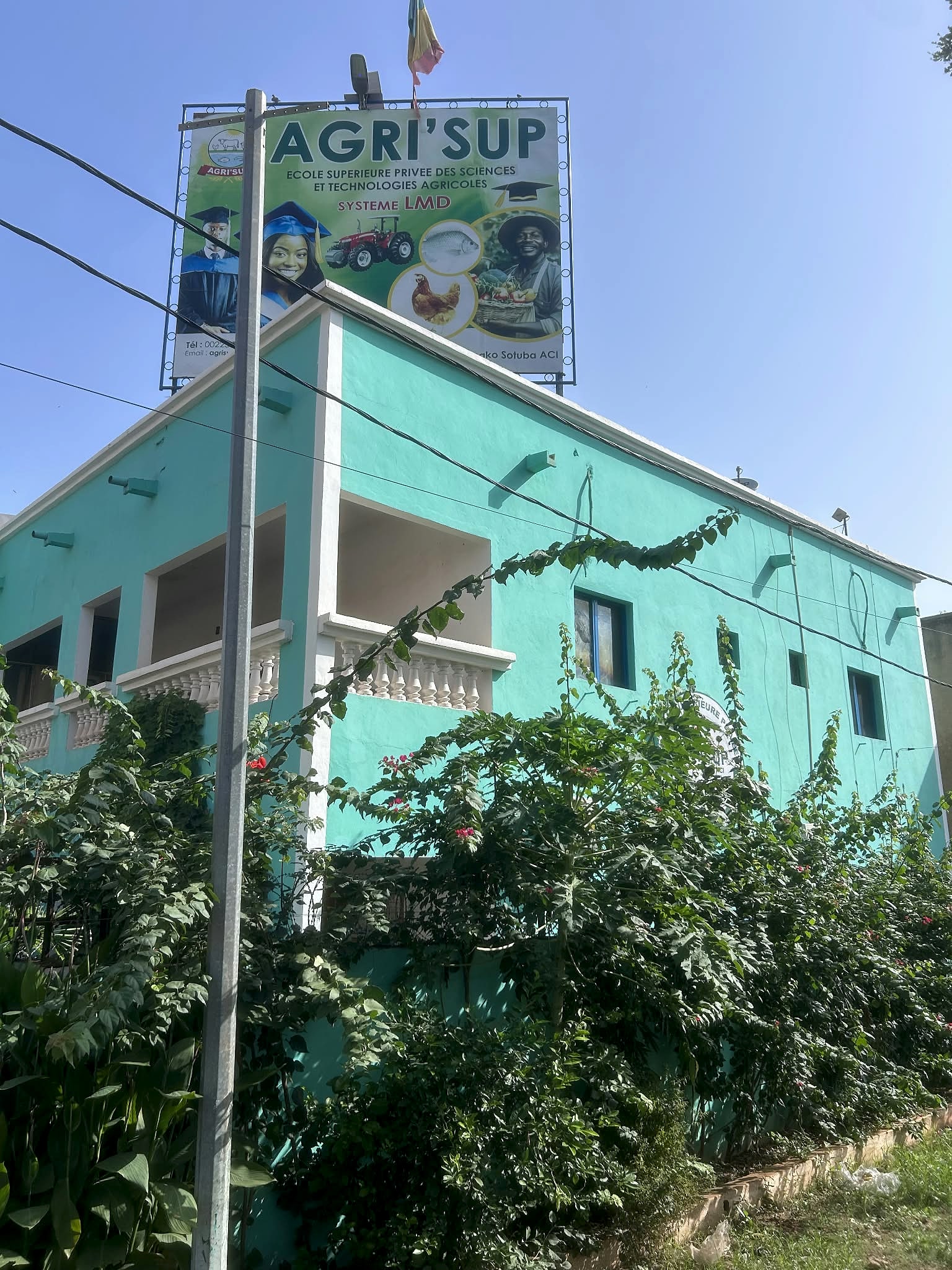 Entrée d'AGRI'SUP à Sotuba ACI, avec l'enseigne de l'école au-dessus du bâtiment vert.