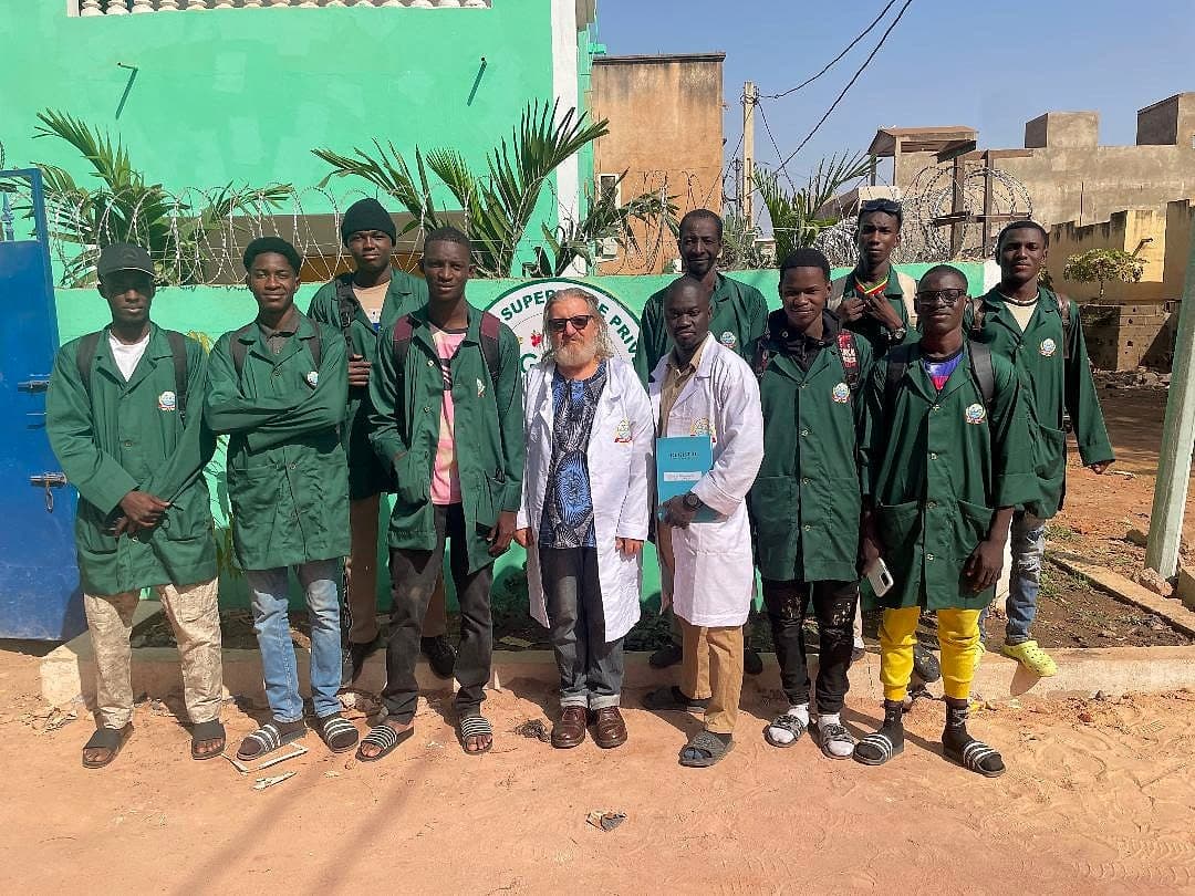 Étudiants d'AGRI'SUP en blouse devant l'école